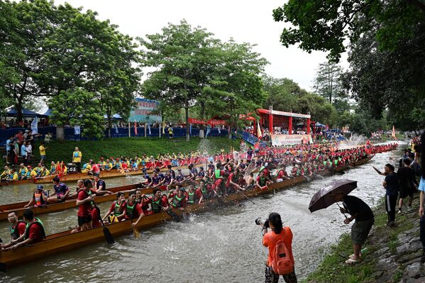 يشارك الناس في سباق قوارب التنين في مدينة قوانغتشو في مقاطعة غوانغدونغ الصينية، حيث بدأت مدينة قوانغتشو سلسلة من الفعاليات استعدادًا لمهرجان &quot;قوارب التنين&quot;، بما في ذلك سباق &quot;قوارب التنين&quot;  - سبوتنيك عربي