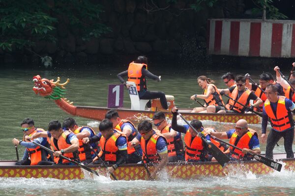 تتنافس الفرق على نهر سوتشو في اليوم الأول من مهرجان &quot;قوارب التنين&quot; التقليدي في مقاطعة غوانغدونغ الصينية - سبوتنيك عربي