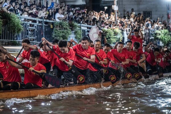 المشاركون في جلسة تدريب ليلية استعدادًا لمهرجان &quot;قوارب التنين&quot; في بلدة ديجياو في مدينة فوشان في مقاطعة قوانغدونغ الصينية - سبوتنيك عربي