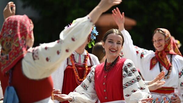 Участницы русского народного праздника Каравон в селе Никольское Республики Татарстан - سبوتنيك عربي