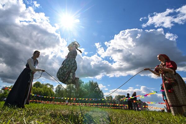 مشاركات في المهرجان يقفزن بالحبل في قرية نيكولسكوي. - سبوتنيك عربي