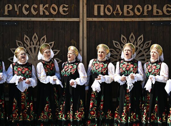 مشاركات يرتدين لباسا تقليديا موحدا، ويقدمن الأغاني التراثية التي تحاكي عراقة المنطقة. - سبوتنيك عربي