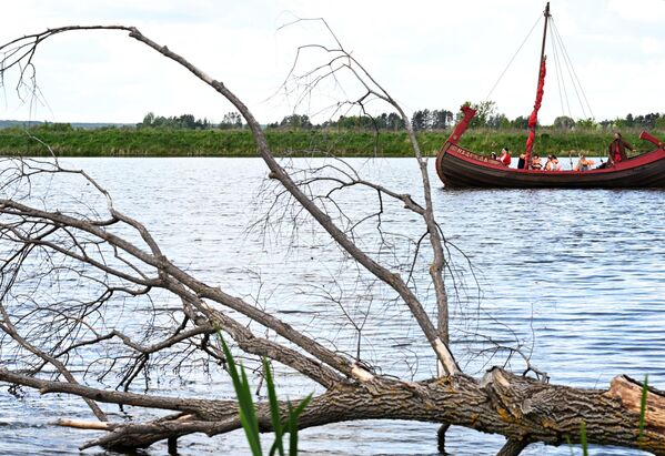 ضيوف المهرجان على متن قارب أثناء قيامهم برحلة لاستكشاف جمال قرية نيكولسكوي. - سبوتنيك عربي