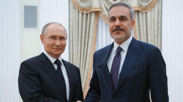 الرئيس الروسي فلاديمير بوتين يستقبل وزير الخارجية التركي هاكان فيدان - سبوتنيك عربي