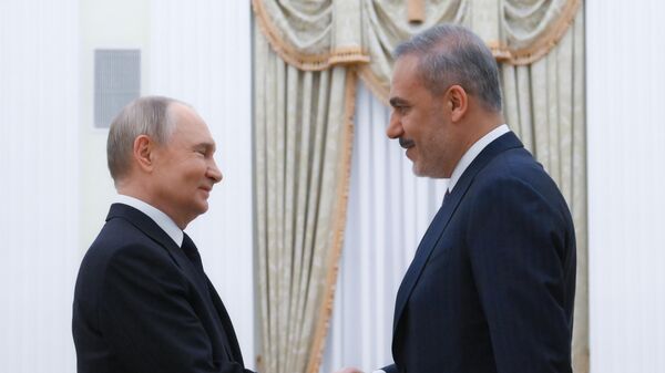 الرئيس الروسي فلاديمير بوتين، يستقبل وزير الخارجية التركي، هاكان فيدان في موسكو - سبوتنيك عربي