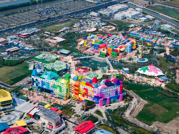  صورة جوية لمنتجع ليغولاند، تظهر المساحة الواسعة التي تضم ألعابا متنوعة وعروض ومناطق جذب. - سبوتنيك عربي