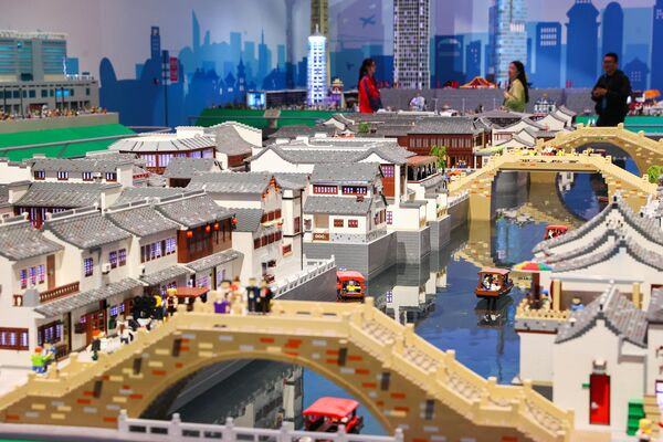 صورة تظهر مدينة ليغو المصغرة الموجودة ضمن منتجع ليغولاند شنغهاي، والتي تضم مجسمات مصغرة لمعالم عالمية ومدن صينية شهيرة مبنية باستخدام مكعبات ليغو. - سبوتنيك عربي