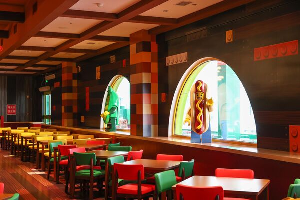 مطعم واسع يحتوي على طاولات وكراسي ملونة بألوان تجذب الأطفال. - سبوتنيك عربي