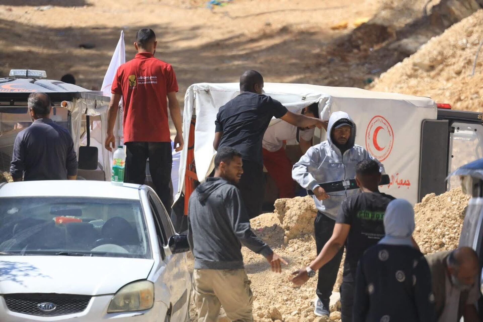 فلسطينيون يشاهدون هدم بيوتهم في طولكرم  - سبوتنيك عربي, 1920, 27.05.2025