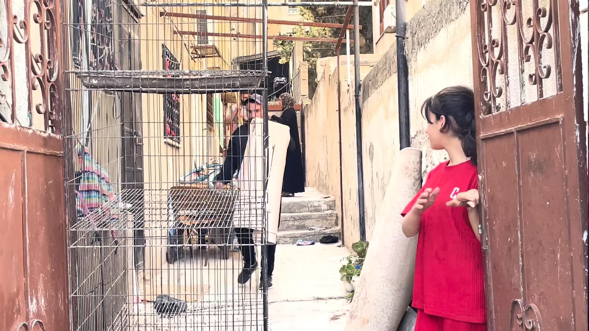 فلسطينيون يشاهدون هدم بيوتهم في طولكرم  - سبوتنيك عربي, 1920, 27.05.2025