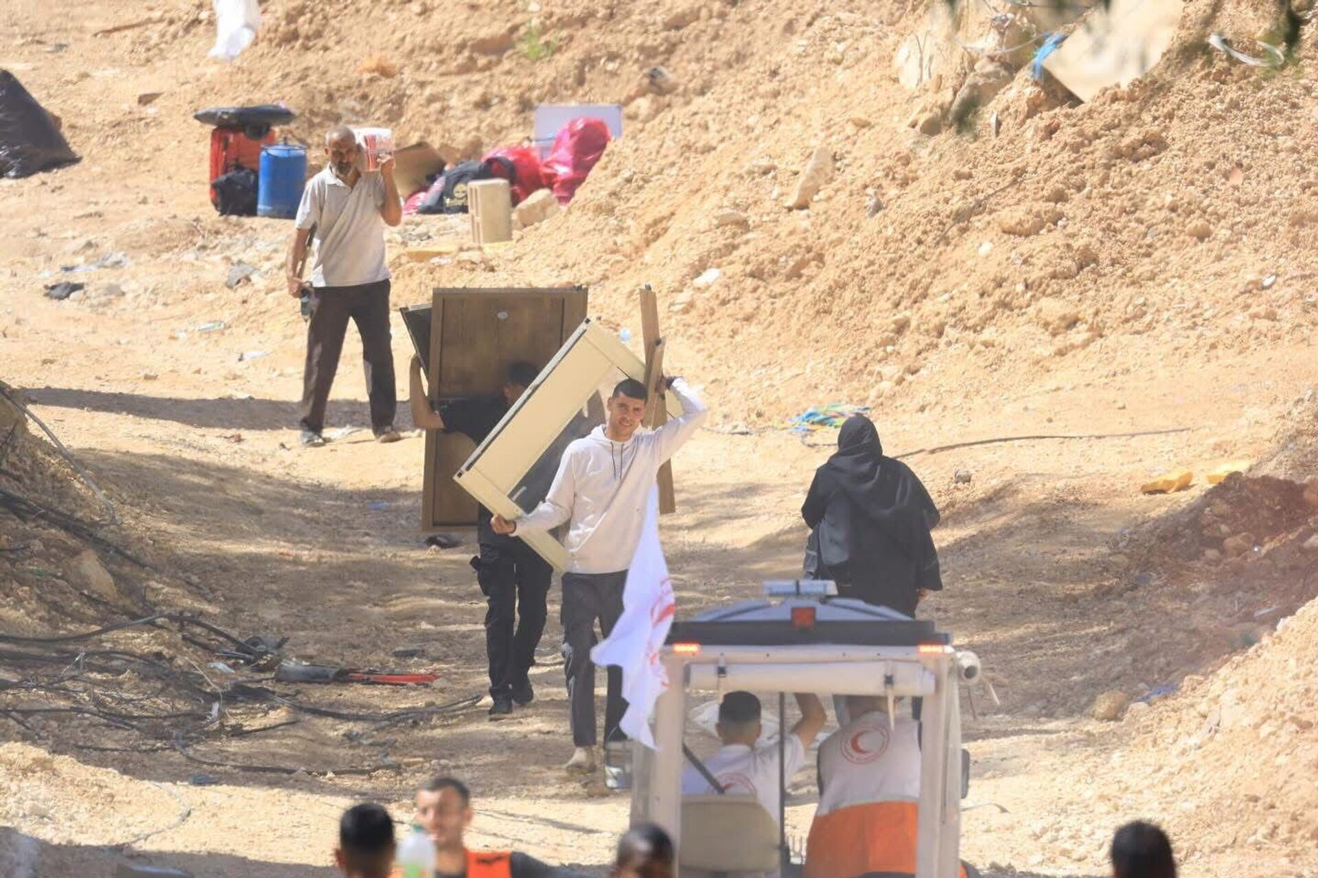 فلسطينيون يشاهدون هدم بيوتهم في طولكرم  - سبوتنيك عربي, 1920, 27.05.2025