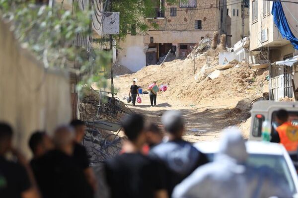 فلسطينيون يشاهدون هدم بيوتهم في طولكرم  - سبوتنيك عربي