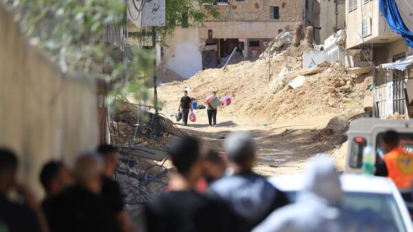 فلسطينيون يشاهدون هدم بيوتهم في طولكرم  - سبوتنيك عربي