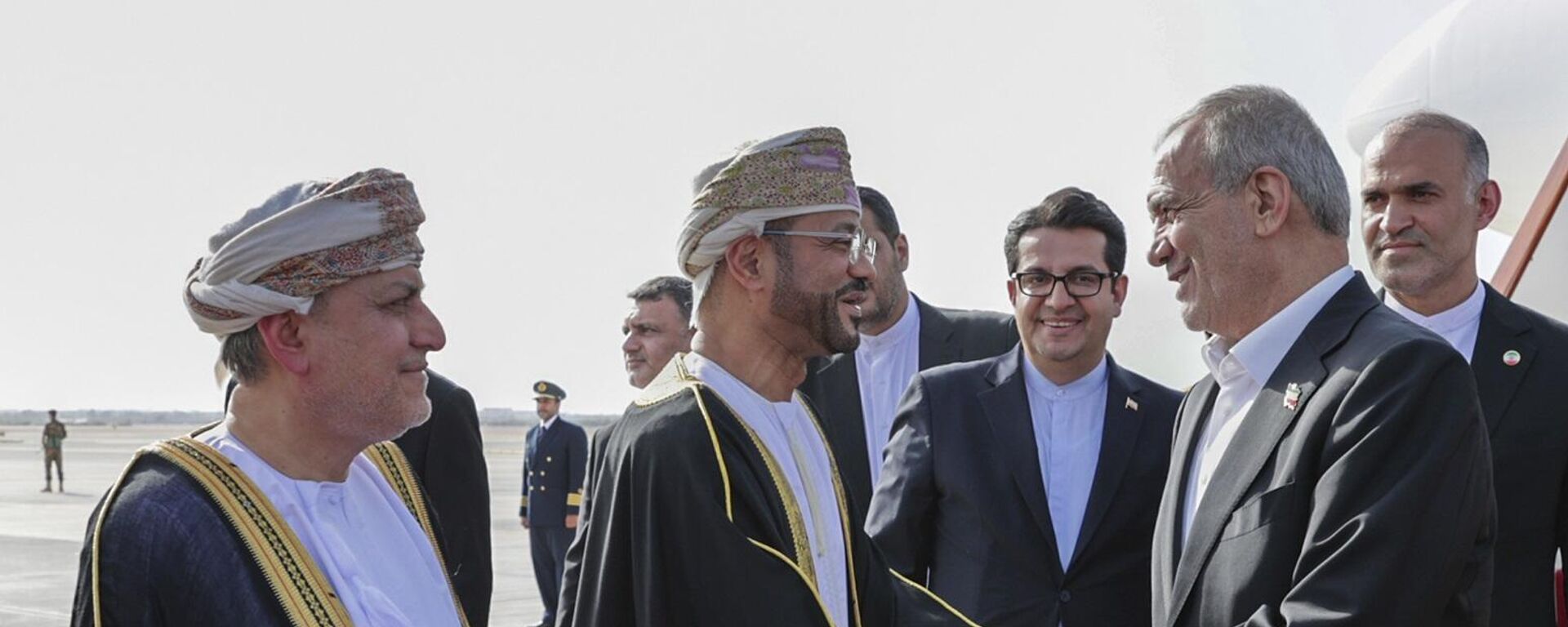 الرئيس الإيراني، مسعود بزشكيان، يصافح وزير الخارجية العماني، بدر البوسعيدي لدى وصوله إلى مسقط، سلطنة عمان، 27 مايو/ أيار 2025 - سبوتنيك عربي, 1920, 22.02.2026
