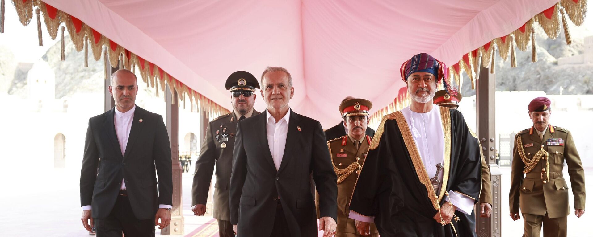 الرئيس الإيراني مسعود بزشكيان وسلطان عمان السلطان هيثم بن طارق - سبوتنيك عربي, 1920, 28.05.2025