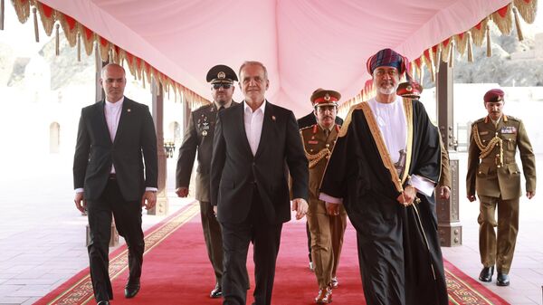 الرئيس الإيراني مسعود بزشكيان وسلطان عمان السلطان هيثم بن طارق - سبوتنيك عربي