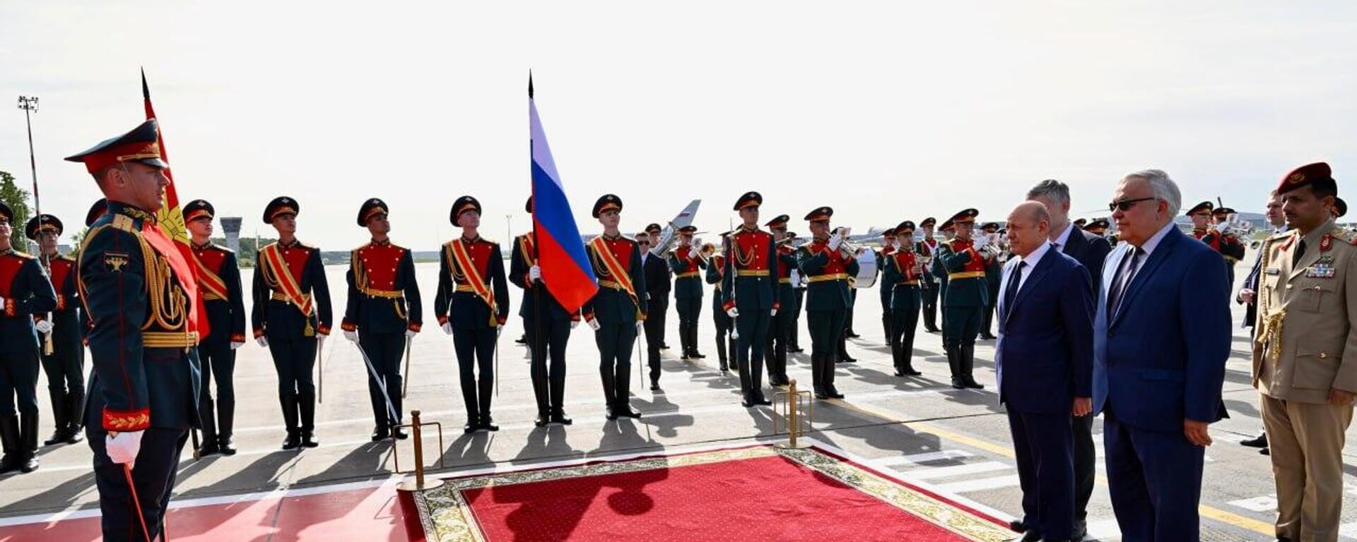 وصول رئيس مجلس القيادة الرئاسي اليمني رشاد محمد العليمي إلى موسكو  - سبوتنيك عربي, 1920, 28.05.2025