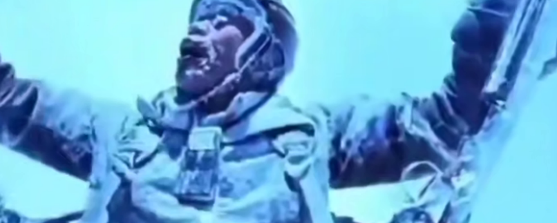 صورة للطيار الشراعي الصيني بينج يوجيانغ على ارتفاع 8589 مترًا فوق جبال تشيليان  - سبوتنيك عربي, 1920, 28.05.2025