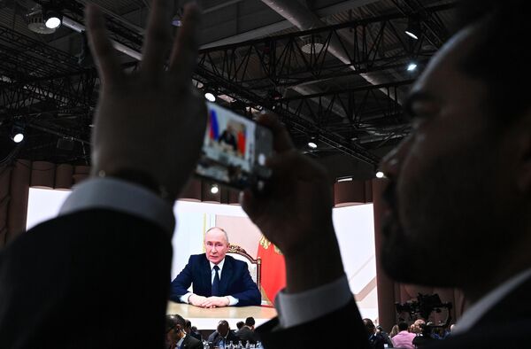 الرئيس الروسي فلاديمير بوتين، في رسالة ترحيب عبر الفيديو، خلال افتتاح الاجتماع الأمني الدولي في موسكو - سبوتنيك عربي