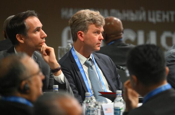 ممثلو سفارة الولايات المتحدة الأمريكية لدى روسيا في الاجتماع الدولي للأمن، وهم إريك جوردان، مستشار الشؤون السياسية والاقتصادية في  سفارة الولايات المتحدة الأمريكية لدى روسيا، وجيريمي فينتوسو، سكرتير ثانٍ في سفارة الولايات المتحدة الأمريكية لدى روسيا - سبوتنيك عربي