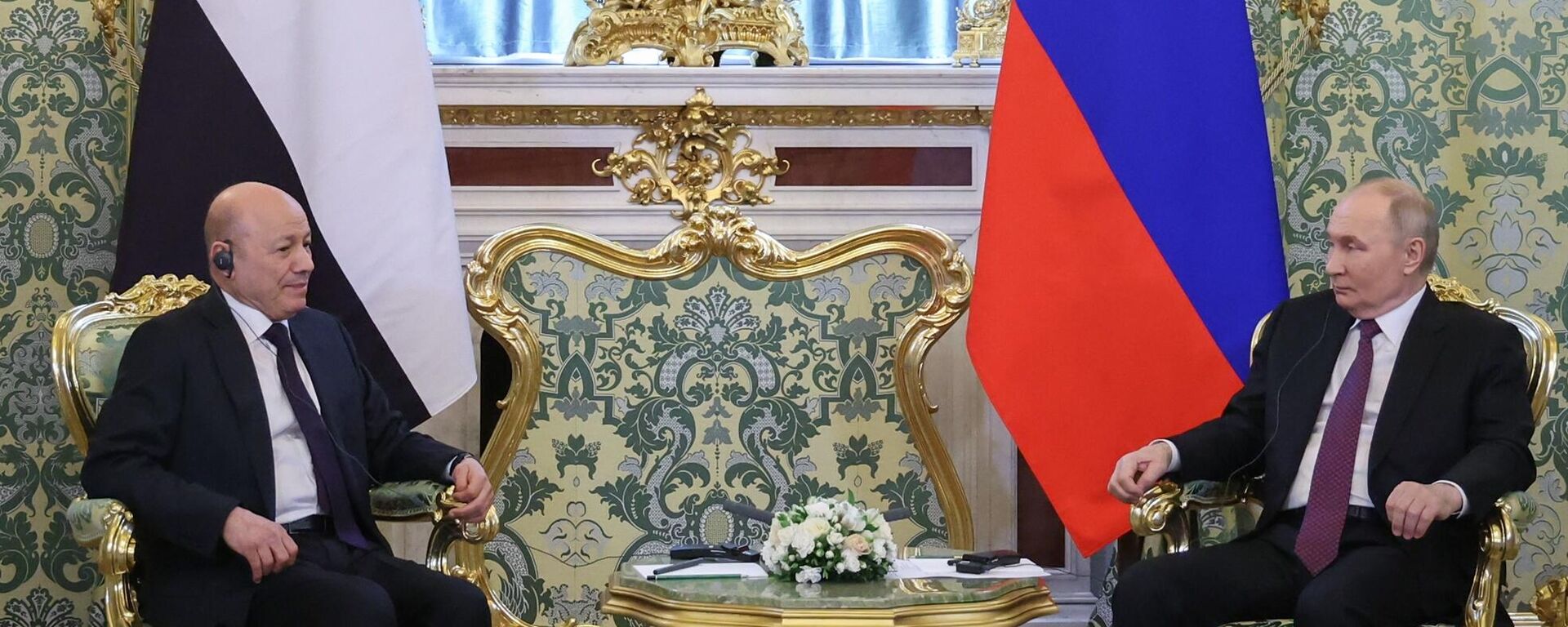 الرئيس الروسي فلاديمير بوتين خلال اجتماع مع رئيس المجلس الرئاسي اليمني - سبوتنيك عربي, 1920, 28.05.2025