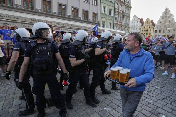 شرطة مكافحة الشغب البولندية تواجه مشجعي نادي تشيلسي قبل المباراة مع ريال بيتيس، في فروتسواف، بولندا - سبوتنيك عربي