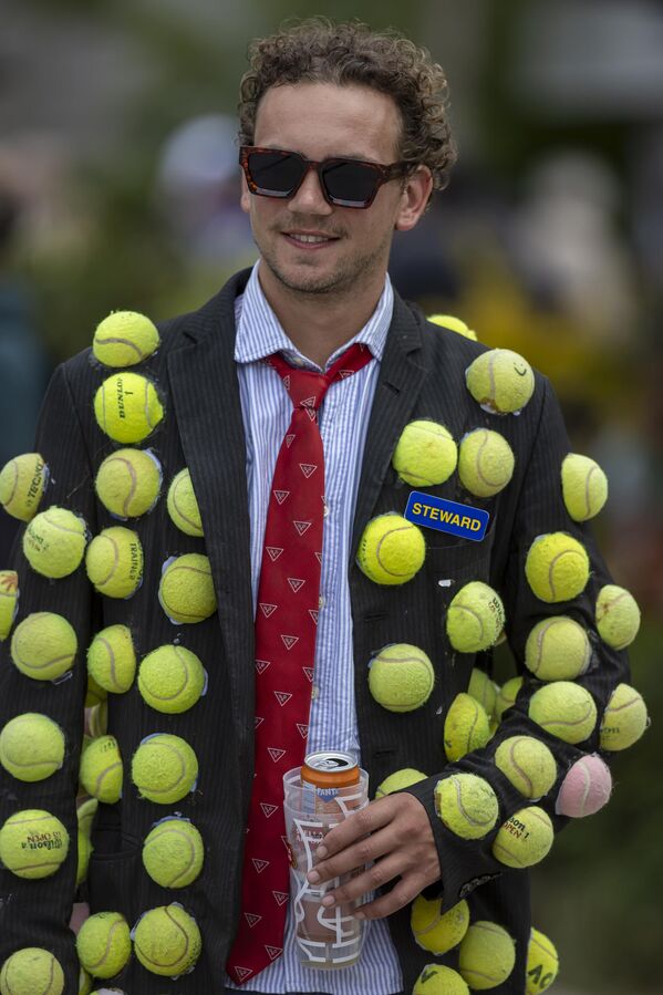 لقطة طريفة لمشجع أثناء حضوره بطولة رولان غاروس غراند سلام في باريس، فرنسا. - سبوتنيك عربي