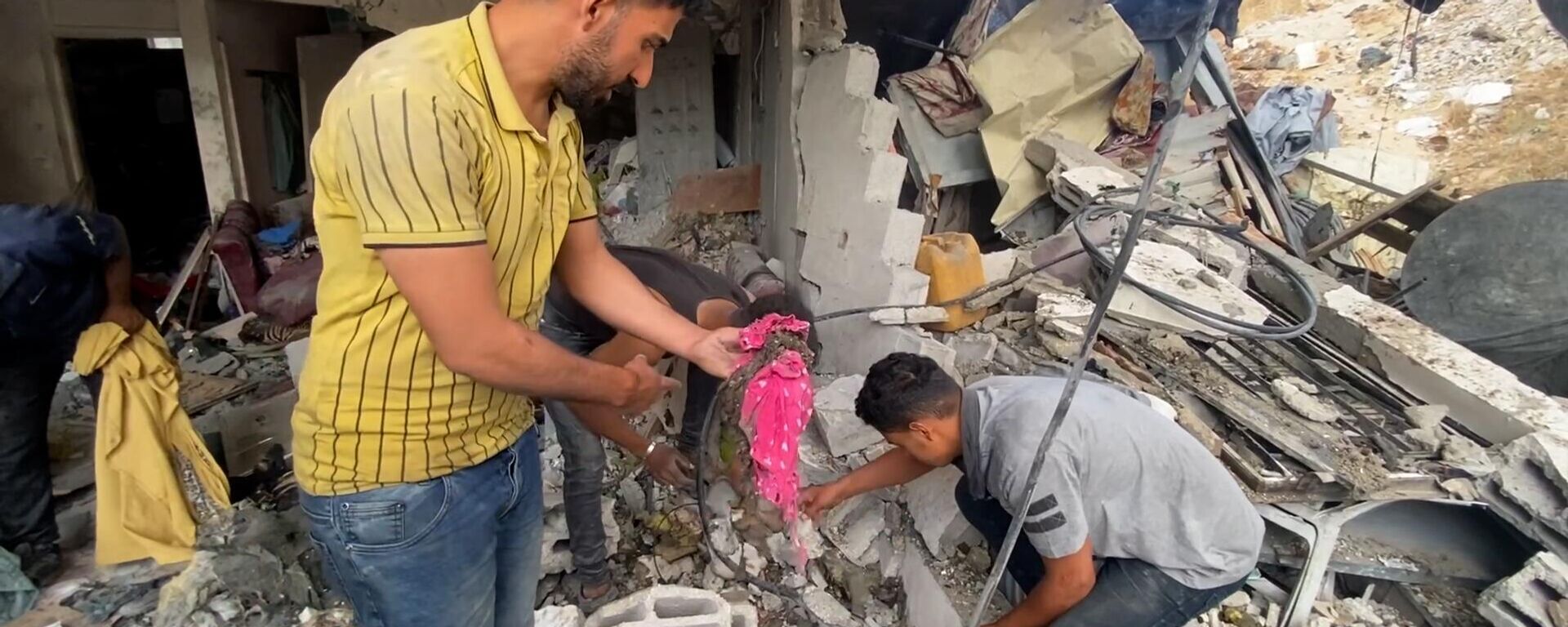 فلسطينيون شمال غزة يبحثون عن أشلاء أطفالهم من تحت الركام - سبوتنيك عربي, 1920, 01.06.2025