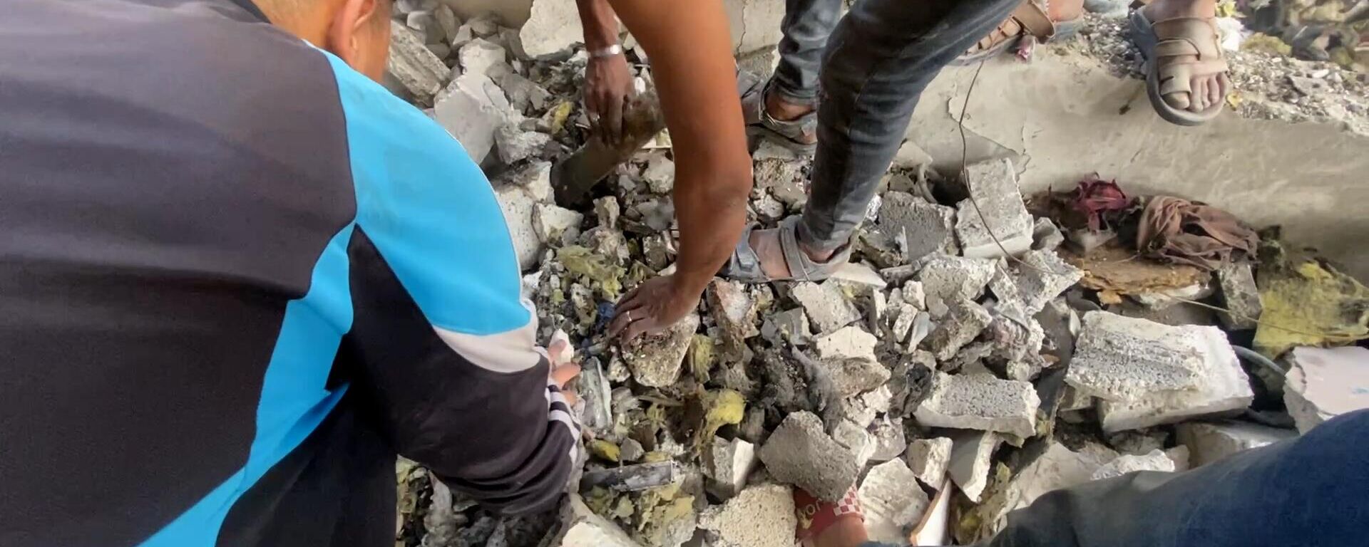 فلسطينيون شمال غزة يبحثون عن أشلاء أطفالهم من تحت الركام - سبوتنيك عربي, 1920, 12.07.2025