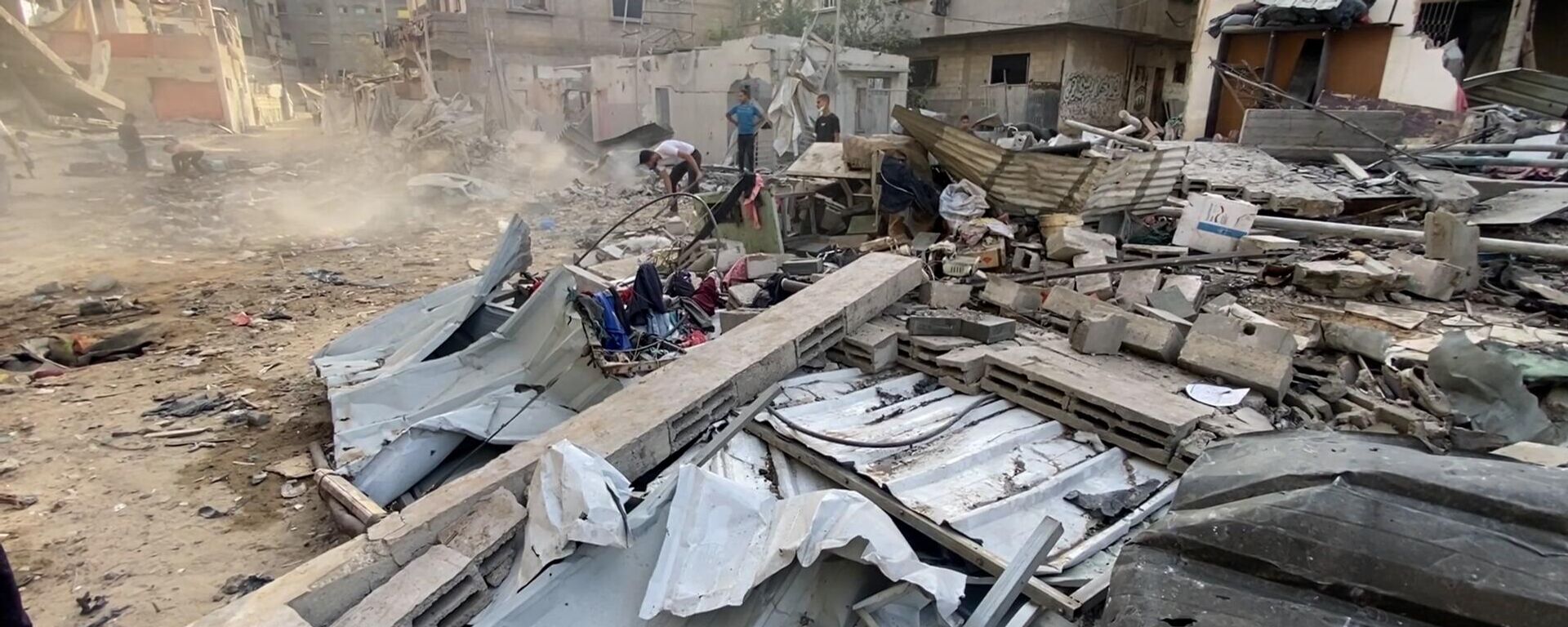 فلسطينيون شمال غزة يبحثون عن أشلاء أطفالهم من تحت الركام - سبوتنيك عربي, 1920, 03.06.2025