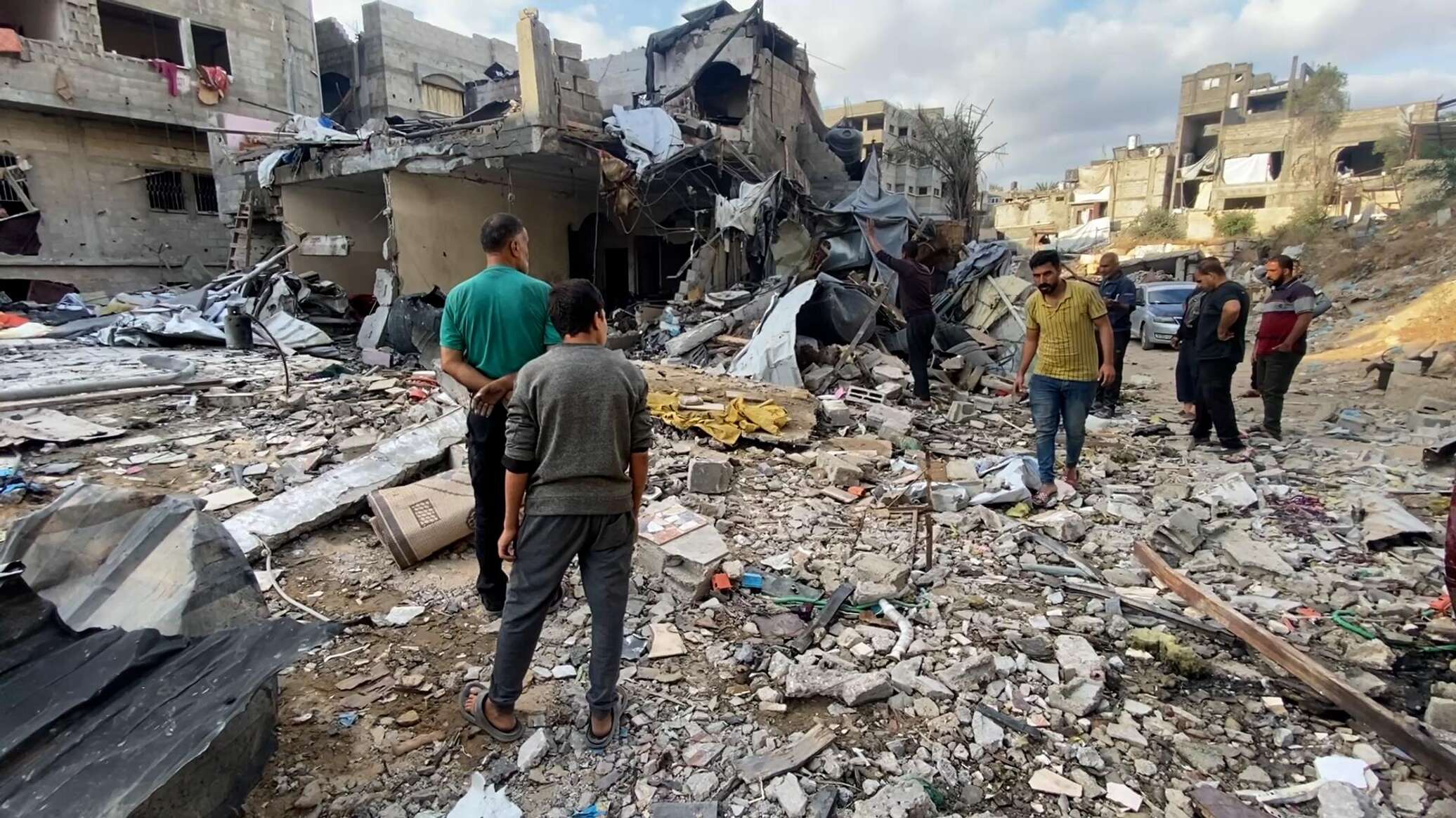 فلسطينيو شمالي قطاع غزة يبحثون عن أشلاء أطفالهم تحت الركام