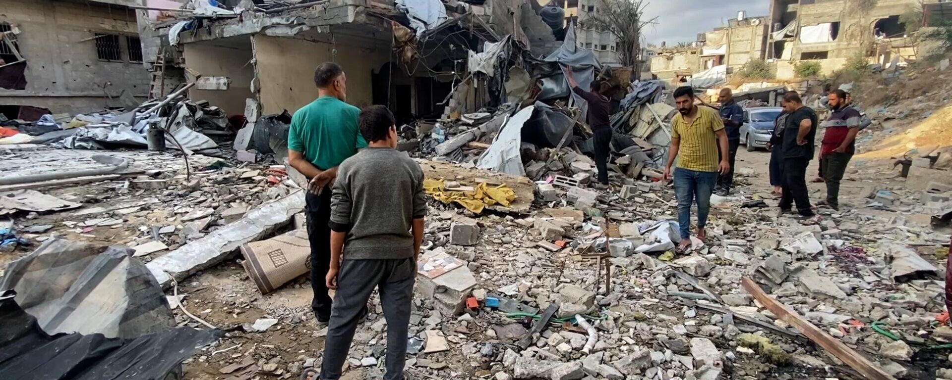 فلسطينيون شمال غزة يبحثون عن أشلاء أطفالهم من تحت الركام - سبوتنيك عربي, 1920, 30.05.2025