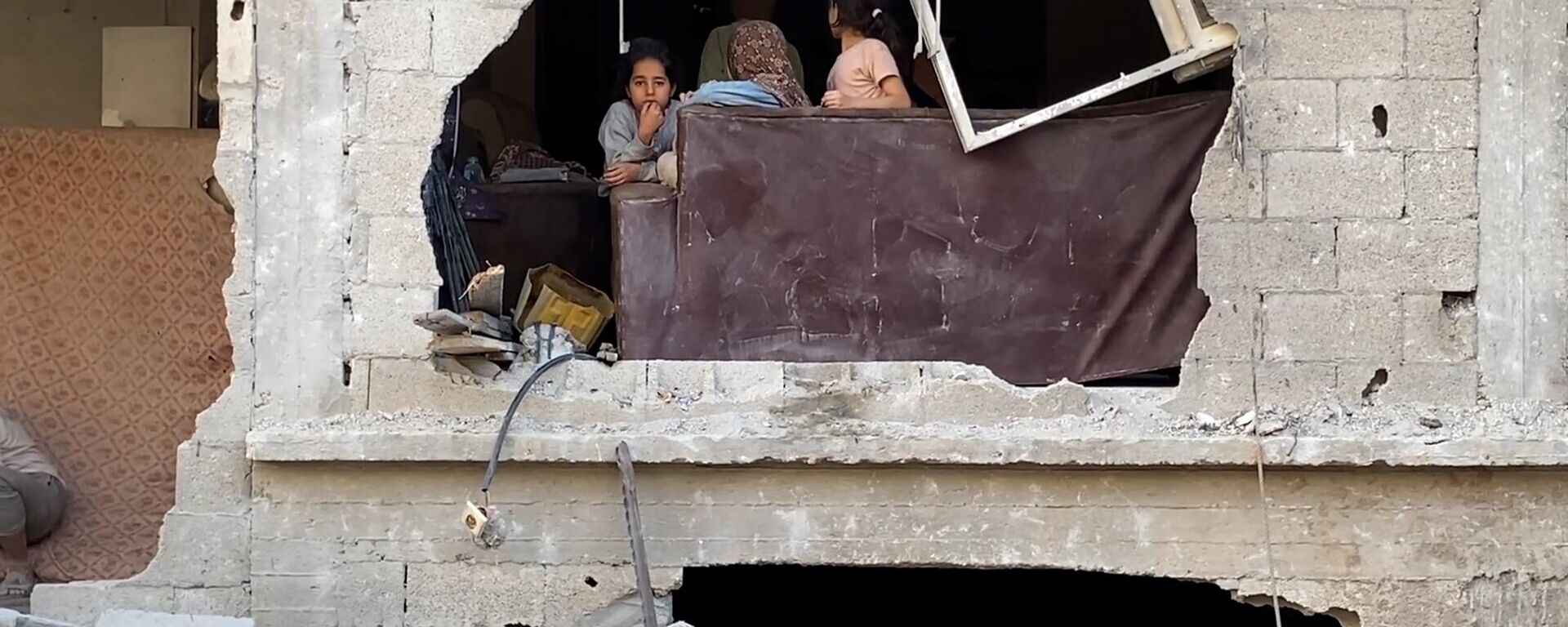 فلسطينيون شمال غزة يبحثون عن أشلاء أطفالهم من تحت الركام - سبوتنيك عربي, 1920, 03.06.2025