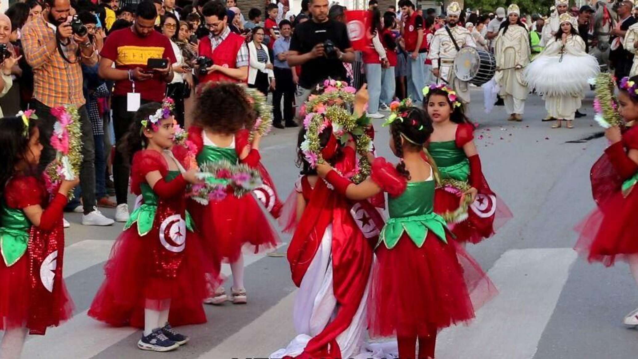 مدينة أريانة في تونس تنظم مهرجانا سنويا يحتفي بالورد.. صور