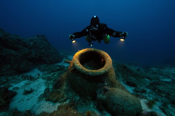صورة لغواص يبحث عن بقايا حطام سفينة قديمة في منطقة كاش في أنطاليا، تركيا - سبوتنيك عربي