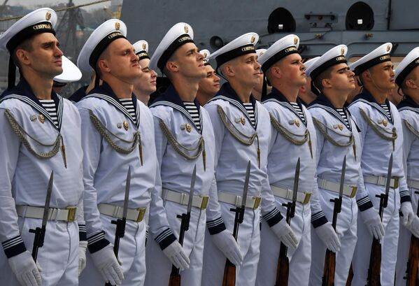 بحارة الفرقاطة &quot;أميرال أسطول الاتحاد السوفييتي غورشكوف&quot; أثناء الرسو في فلاديفوستوك أقصى شرق روسيا - سبوتنيك عربي