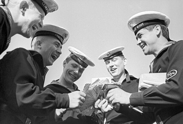 بحارة أسطول الشمال الروسي يقرأون الرسائل من عائلاتهم - سبوتنيك عربي