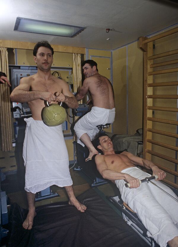 جنود أسطول الشمال الروسي في مقصورة الرياضة والتدريب في طراد الطوربيدات، الذي يعمل بالطاقة النووية - سبوتنيك عربي