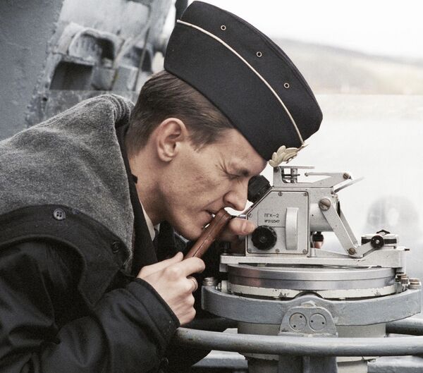 ضابط من أسطول الشمال الروسي يراقب حالة المياه باستخدام جهاز خاص - سبوتنيك عربي