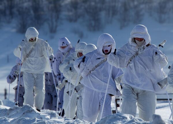 أفراد الخدمة في الفوج البحري المنفصل رقم 61 التابع لأسطول الشمال الروسي، خلال تدريبات عسكرية شتوية - سبوتنيك عربي