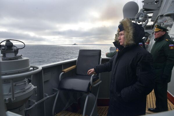 القائد الأعلى للقوات المسلحة الروسية الرئيس الروسي فلاديمير بوتين، يتابع تقدم التدريبات المشتركة لأسطولي الشمال و البحر الأسود، في 9 يناير/ كانون الثاني 2020 - سبوتنيك عربي