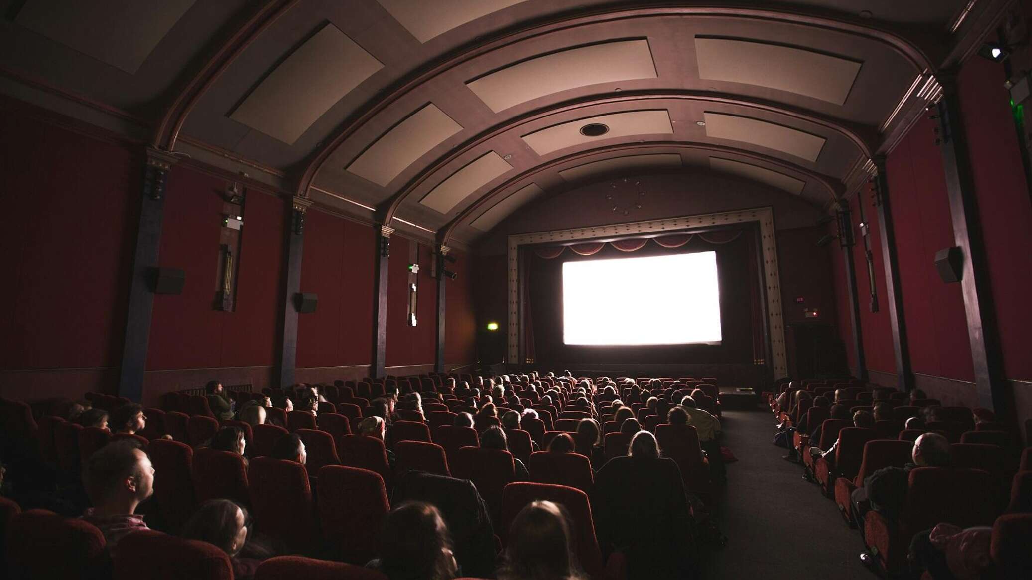 جمهور في صالة سينما يصابون بفزع حقيقي خلال مشاهدتهم فيلم رعب