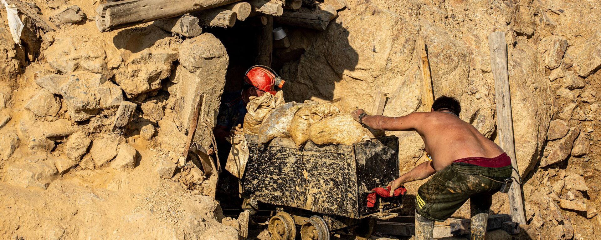 عمال مناجم يعملون في منجم ذهب - سبوتنيك عربي, 1920, 31.05.2025