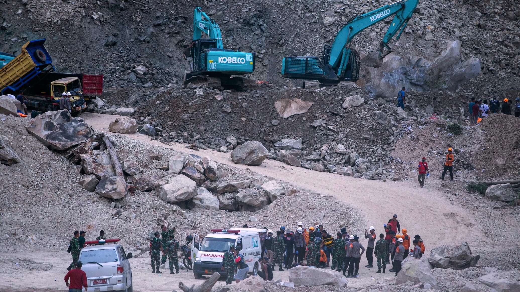 مصرع 14 شخصا على الأقل إثر انهيار محجر في إندونيسيا... فيديو