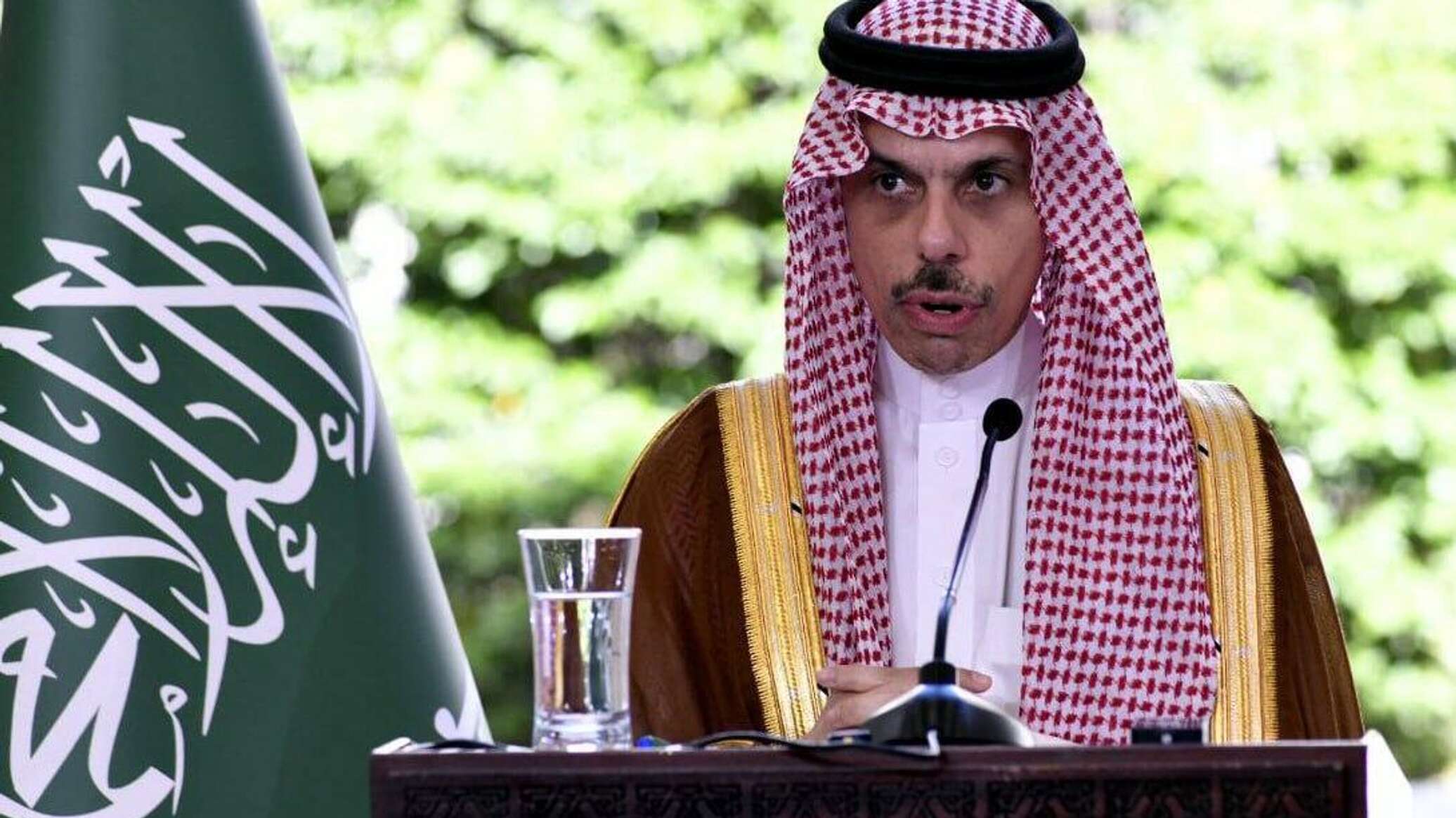 السعودية تكشف عن تعاون مالي مع دولة عربية لدعم موظفي القطاع العام في سوريا