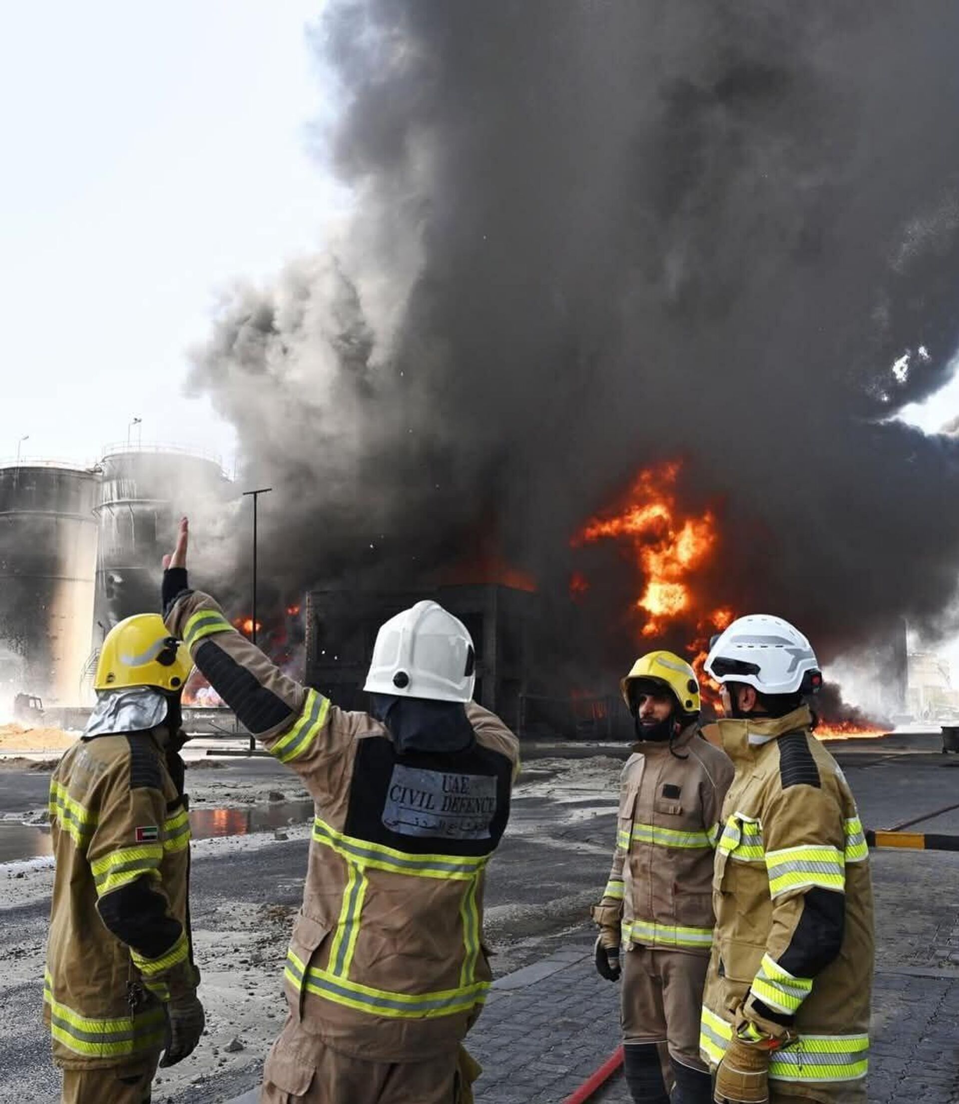 القيادة العامة لشرطة الشارقة، بالتعاون مع هيئة الشارقة للدفاع المدني والفرق الوطنية تنفذ عملية الإخماد في ميناء الحمرية القيادة العامة لشرطة الشارقة، بالتعاون مع هيئة الشارقة للدفاع المدني والفرق الوطنية تنفذ عملية الإخماد في ميناء الحمرية - سبوتنيك عربي, 1920, 31.05.2025