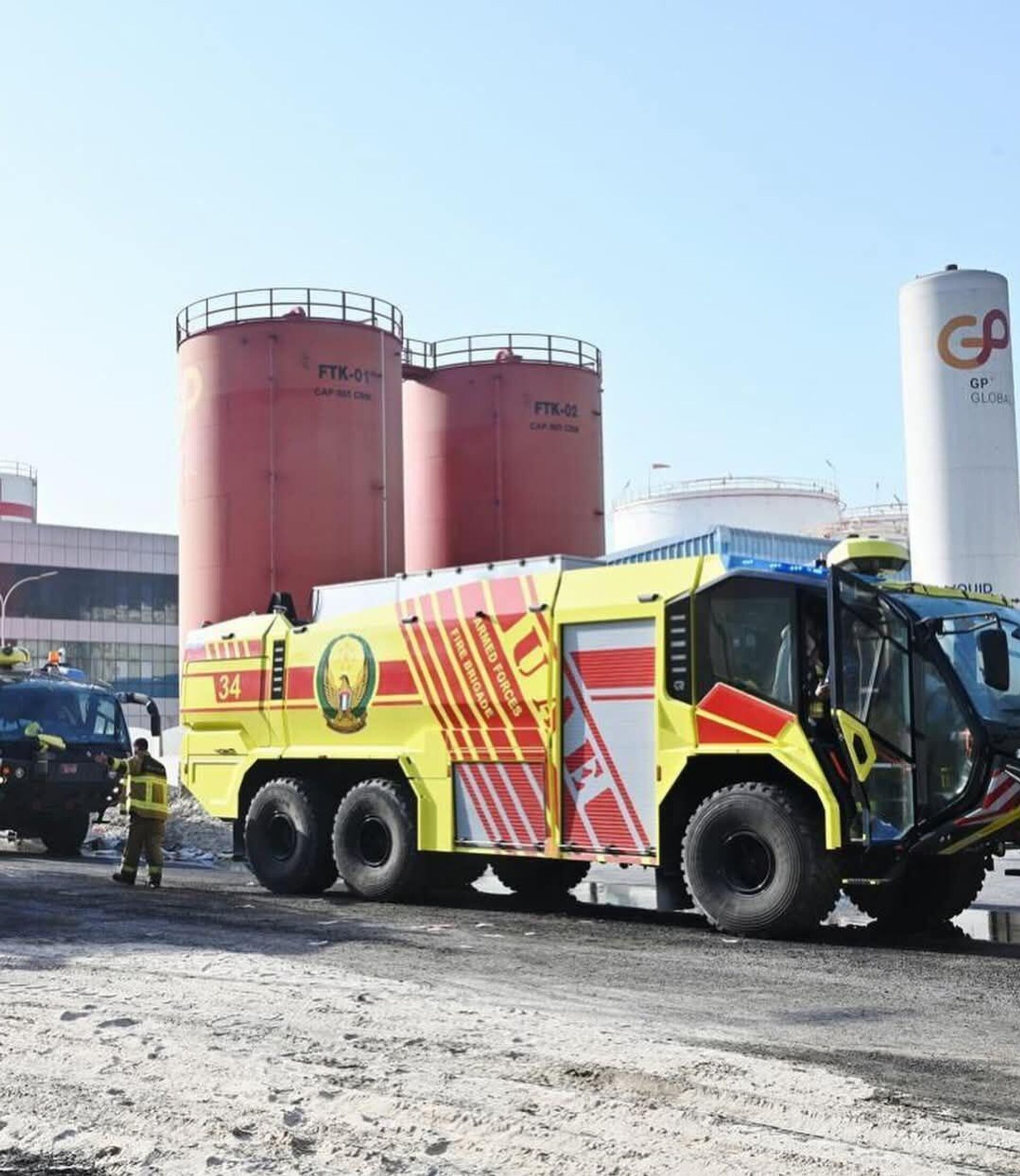 القيادة العامة لشرطة الشارقة، بالتعاون مع هيئة الشارقة للدفاع المدني والفرق الوطنية تنفذ عملية الإخماد في ميناء الحمرية القيادة العامة لشرطة الشارقة، بالتعاون مع هيئة الشارقة للدفاع المدني والفرق الوطنية تنفذ عملية الإخماد في ميناء الحمرية - سبوتنيك عربي, 1920, 31.05.2025