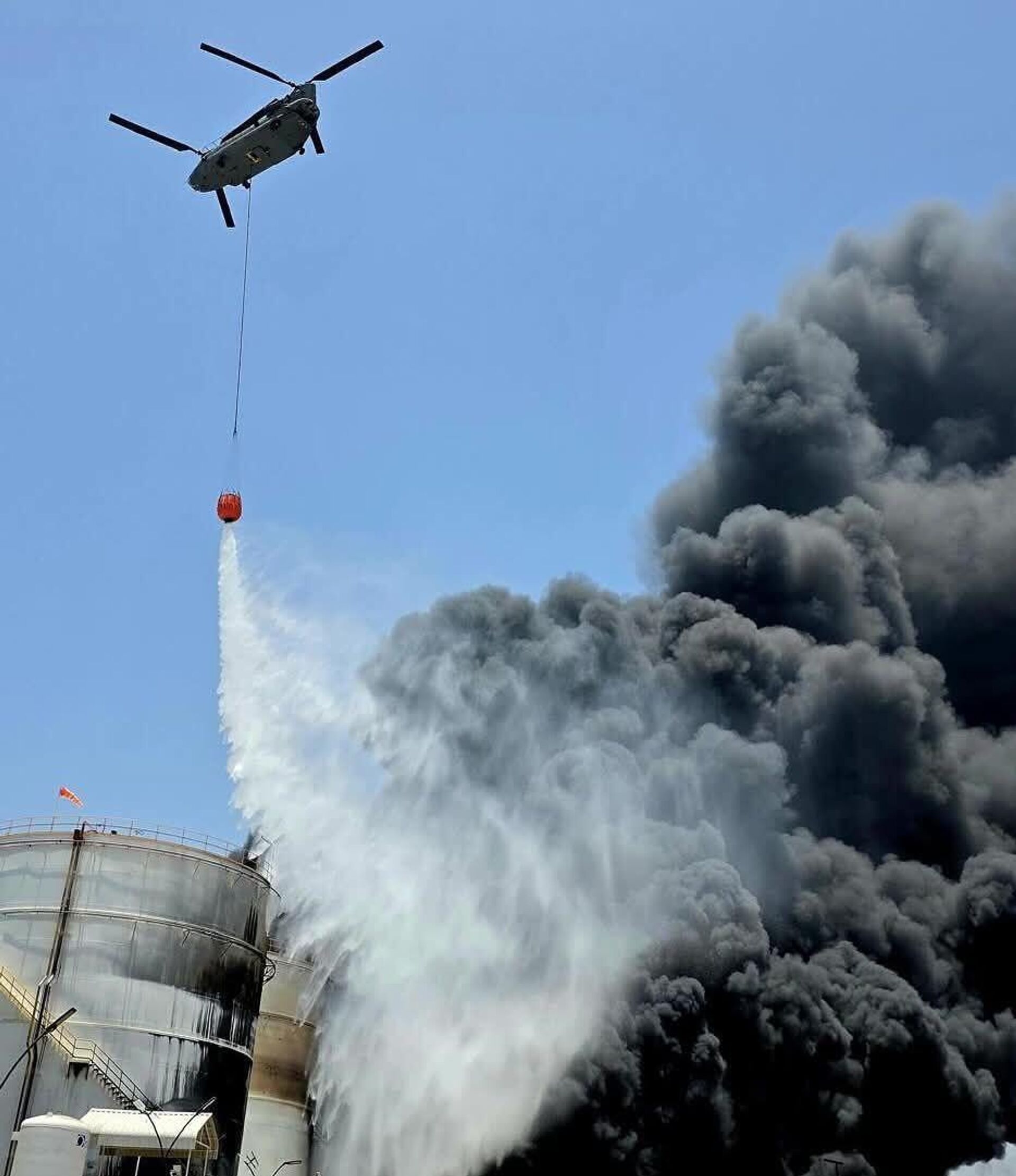 القيادة العامة لشرطة الشارقة، بالتعاون مع هيئة الشارقة للدفاع المدني والفرق الوطنية تنفذ عملية الإخماد في ميناء الحمرية القيادة العامة لشرطة الشارقة، بالتعاون مع هيئة الشارقة للدفاع المدني والفرق الوطنية تنفذ عملية الإخماد في ميناء الحمرية - سبوتنيك عربي, 1920, 31.05.2025