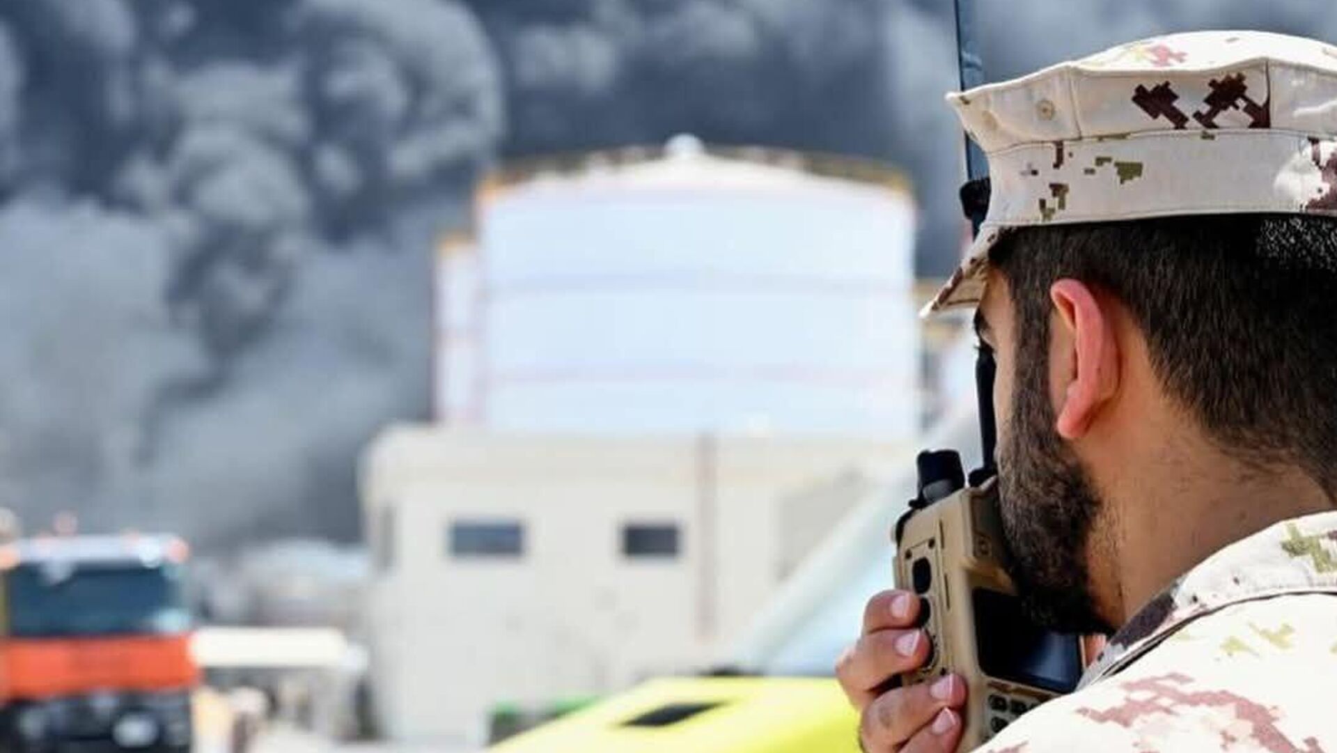 القيادة العامة لشرطة الشارقة، بالتعاون مع هيئة الشارقة للدفاع المدني والفرق الوطنية تنفذ عملية الإخماد في ميناء الحمرية القيادة العامة لشرطة الشارقة، بالتعاون مع هيئة الشارقة للدفاع المدني والفرق الوطنية تنفذ عملية الإخماد في ميناء الحمرية - سبوتنيك عربي, 1920, 31.05.2025