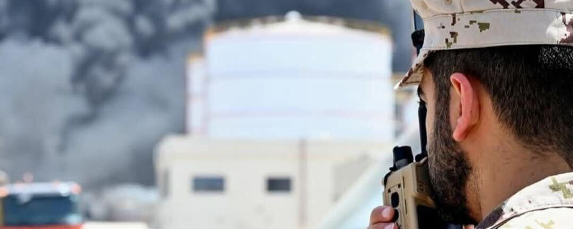 القيادة العامة لشرطة الشارقة، بالتعاون مع هيئة الشارقة للدفاع المدني والفرق الوطنية تنفذ عملية الإخماد في ميناء الحمرية  - سبوتنيك عربي, 1920, 31.05.2025